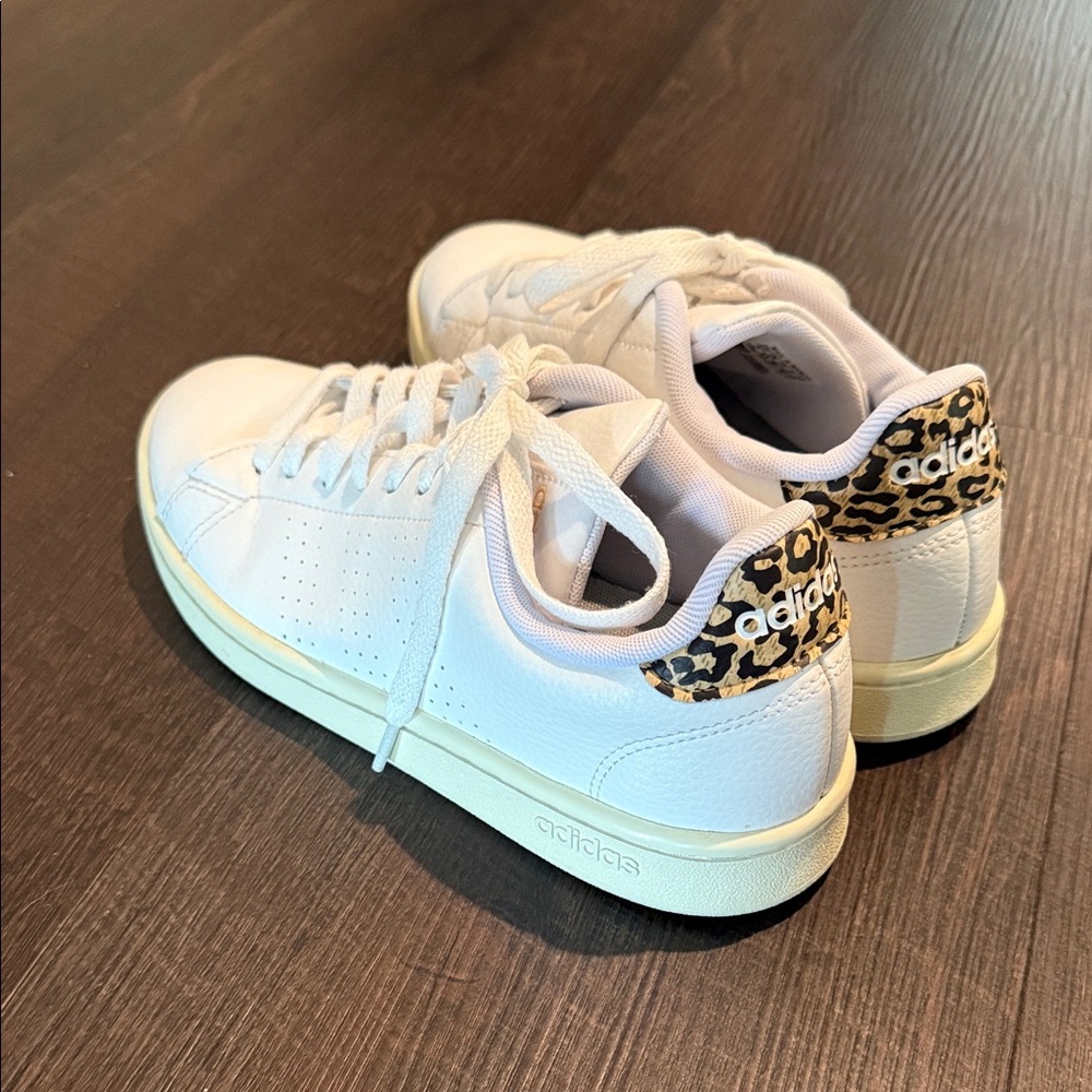 Leopard adidas advantage size 7,